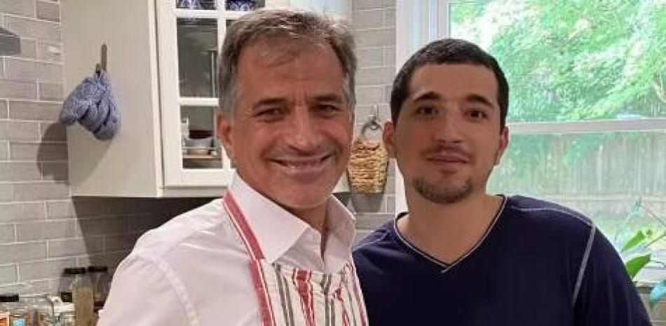 Guillermo Pumarol (izquierda) uno de los heridos y padre de Jean Andrés Pumarol, el agresor.