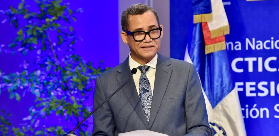 Eddy Olivares, ministro de Trabajo, habla en el lanzamiento de la Normativa de Práctivas y  Pasantías Profesionales en la Educación Superior.