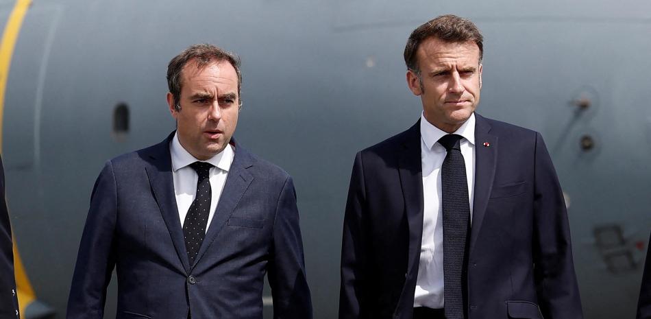 (ARCHIVOS) El presidente francés, Emmanuel Macron (der.), camina junto  Sébastien Lecornu
