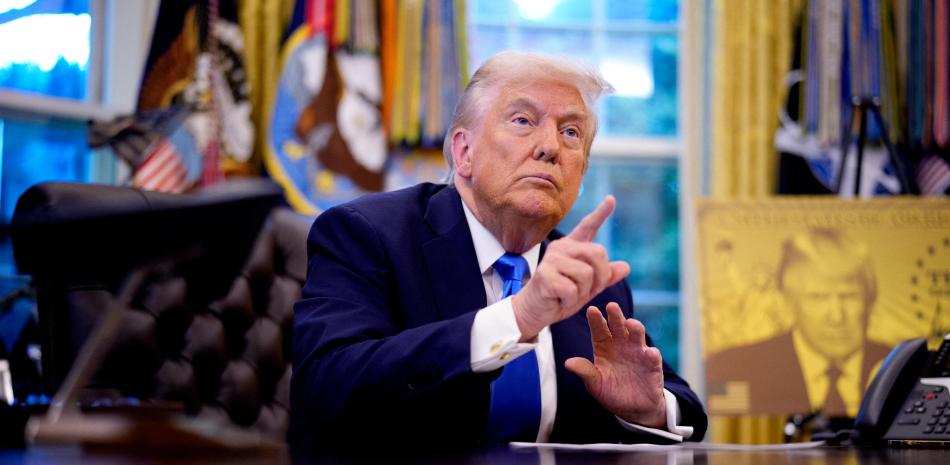 Trump firmó dos decretos ejecutivos: uno que establece la "Tarjeta Dorada Trump" y otro que introduce una tarifa de 100.000 dólares para las visas H-1B.