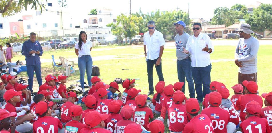 Diogenes De la Cruz, asistente del Comisionado Nacional de Béisbol, Junior Noboa explica a los niños y jóvenes sobre la importancia de la educación.