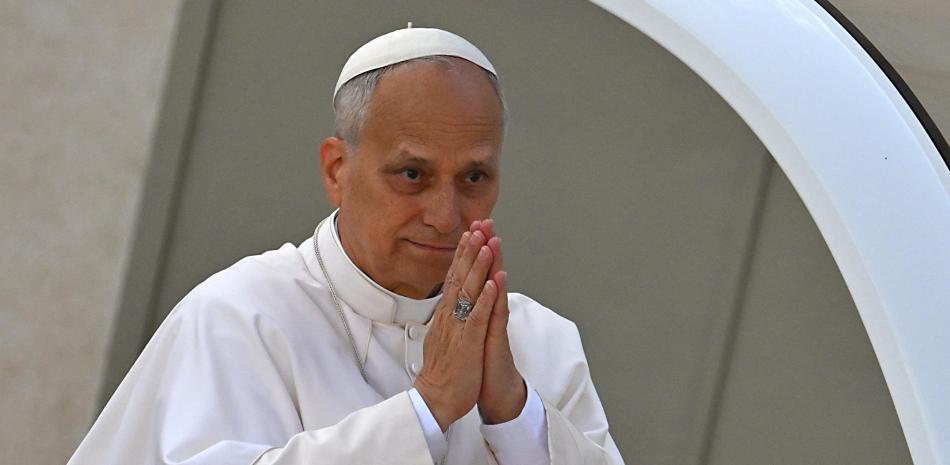 El papa León XIV saluda a los fieles desde el papamóvil al salir de la Plaza de San Pedro del Vaticano tras la Misa del Jubileo por el mundo misionero y los migrantes, el 5 de octubre de 2025.