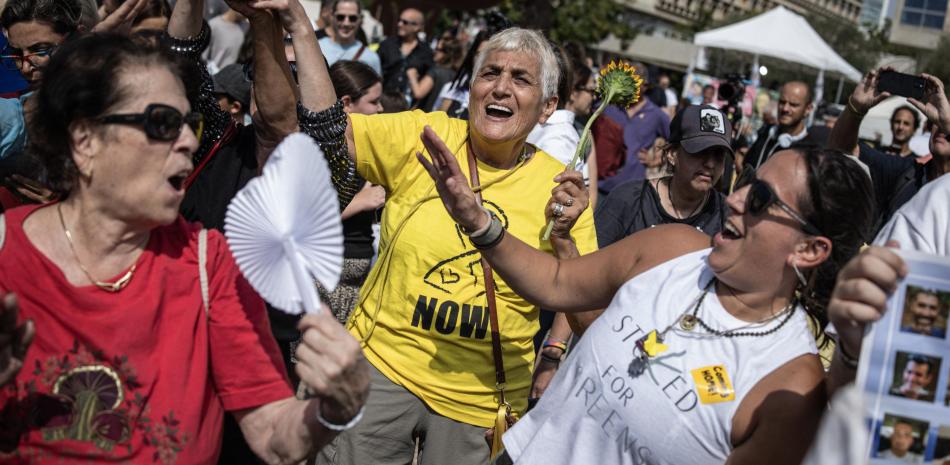 La gente celebra en la Plaza de los Rehenes de Tel Aviv el 9 de octubre de 2025, tras el anuncio del nuevo acuerdo de alto el fuego en Gaza.