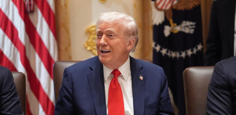El presidente Donald Trump habla durante una reunión de gabinete en la Casa Blanca, el jueves 9 de octubre de 2025, en Washington. (Foto AP/Evan Vucci)