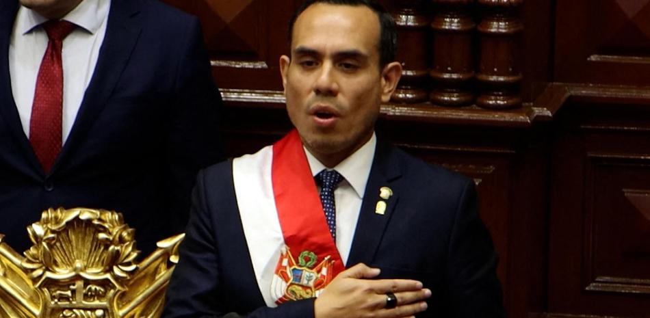 Esta captura de video de AFPTV muestra al nuevo presidente interino de Perú, José Jeri Oré, juramentando durante una ceremonia en el Congreso Nacional, tras el despido de la expresidenta Dina Boluarte en Lima el 10 de octubre de 2025.