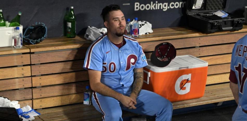 Orion Kerkering se muestra entristecido en el dugout de los Filis luego que su error provocara que los Filis vieran finalizar su campaña tras perder de los Dodgers.
