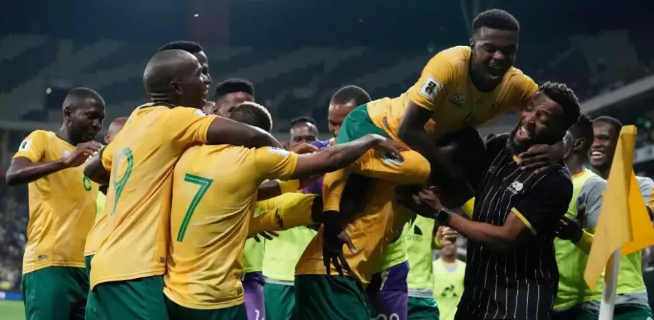 Jugadores de Sudáfrica celebra el tercer gol de su equipo en el encuentro ante Rwanda en el Grupo C de la eliminatoria africana al Mundial 2026 el 14 de octubre del 2025.