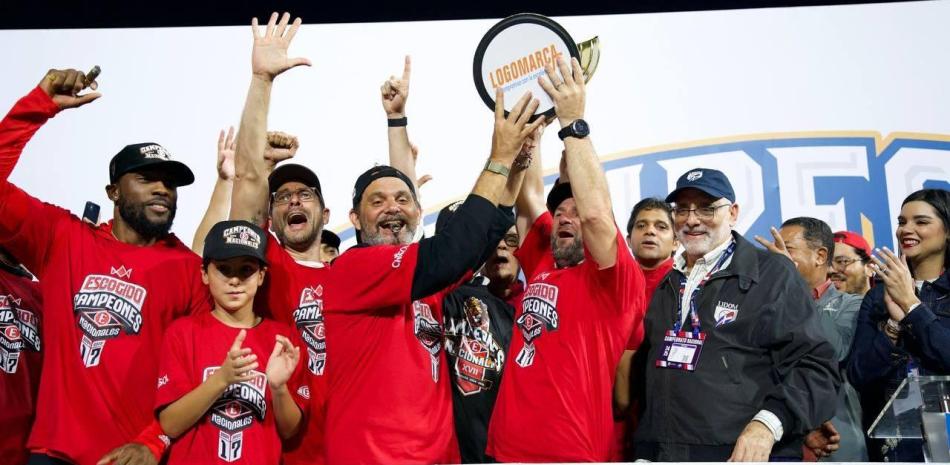 José Miguel Bonetti y Eduardo Najri, altos ejecutivos de los Leones del Escogido, sostienen la copa de campeón de la temporada pasada.
José Miguel Bonetti y Eduardo Najri, altos ejecutivos de los Leones del Escogido, sostienen la copa de campeón de la temporada pasada.