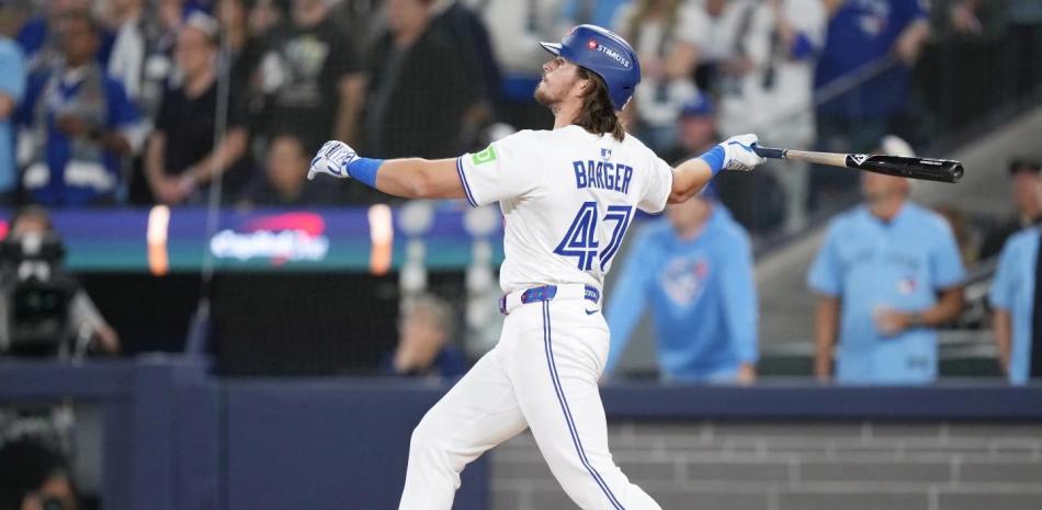 Addison Barger observa la dirección de la pelota tras disparar un grand slam en un rally de nueve carreras de los Azulejos en el sexto episodio