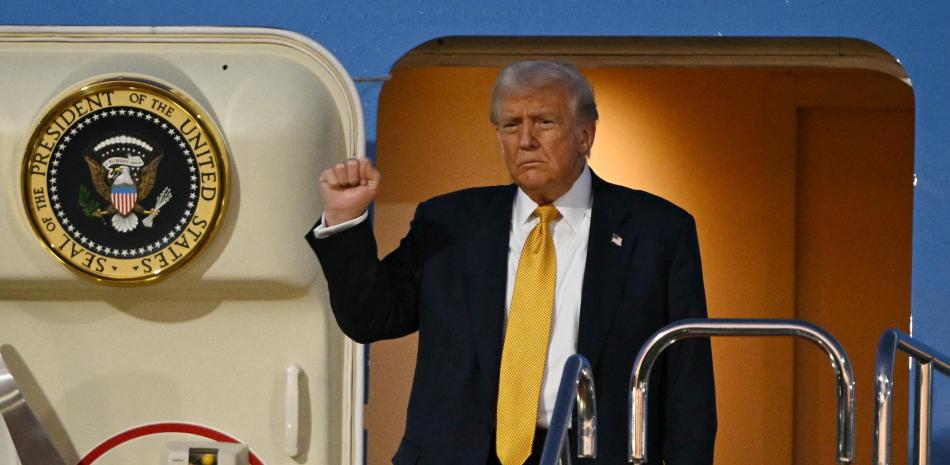 El presidente de Estados Unidos, Donald Trump, hace un gesto mientras se prepara para descender del Air Force One a su llegada al aeropuerto de Haneda en Tokio el 27 de octubre de 2025.