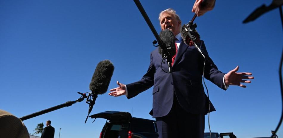 El presidente estadounidense Donald Trump habla con la prensa tras bajar del Air Force One a su llegada al aeropuerto internacional de Palm Beach en West Palm Beach, Florida, el 31 de octubre de 2025.