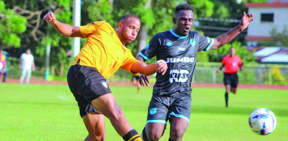 Uno de los tantos momentos de acción que tuvo el choque disputado entre Salcedo y la O&M , el cual ganaron los primeros.