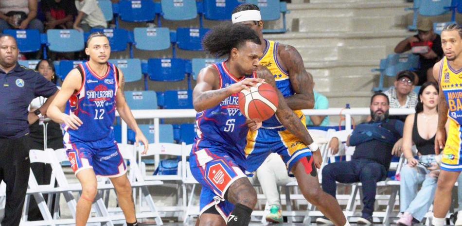 Acción del mas reciente partido jugado por los combinados de San Lázaro y Mauricio Báez.