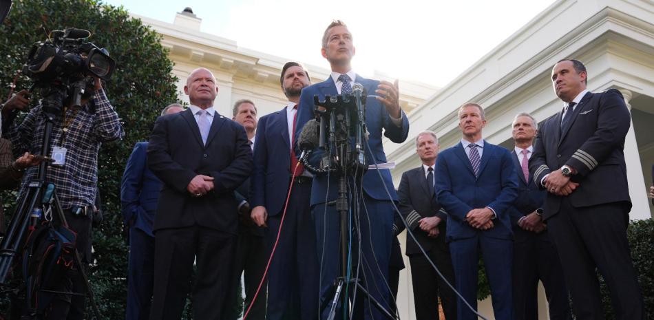 El secretario de Transporte de Estados Unidos, Sean Duffy, habla con los medios de comunicación junto con Sean O'Brien, presidente de la Hermandad Internacional de Camioneros, y otros funcionarios.