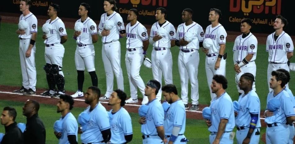 Varios de los integrantes de los dos equipos que tuvieron la apertura de la Liga de Béisbol en Dubai.