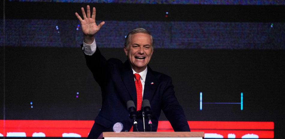 El candidato presidencial José Antonio Kast, del Partido Republicano, saluda a sus seguidores tras los primeros resultados de las elecciones generales.