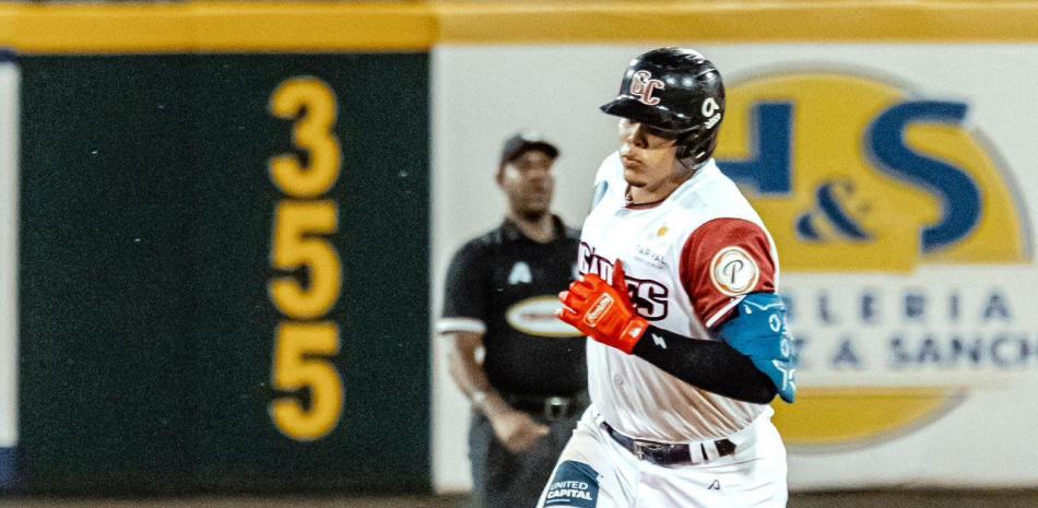 Samad Taylor, de los Gigantes, recorre las almohadillas luego de dar un cuadrangular en el partido contra los Toros.