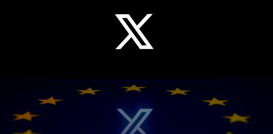 Esta fotografía ilustrativa muestra el logotipo de la red social X (anteriormente Twitter) reflejado en una bandera de la Unión Europea en Bruselas el 29 de septiembre de 2025
