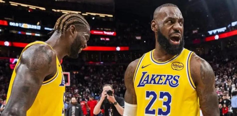 LeBron james reacciona luego de realizar la asistencia ganadora que le otorgó el triunfo a los Lakers sobre los Raptors.