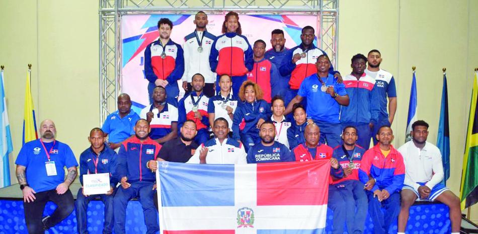Integrantes del equipo de Lucha Olímpica Dominicana que conquistó ocho preseas en un evento clasificatorio en Panama.