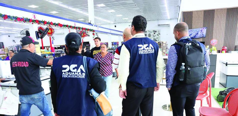 Inspectores de Aduanas investigan comercios chinos.