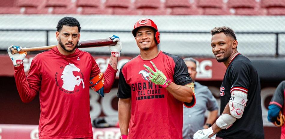 De izquierda a derecha, José Sirí, Noelvi Marte y Johan Rojas, jardineros de Gigantes.