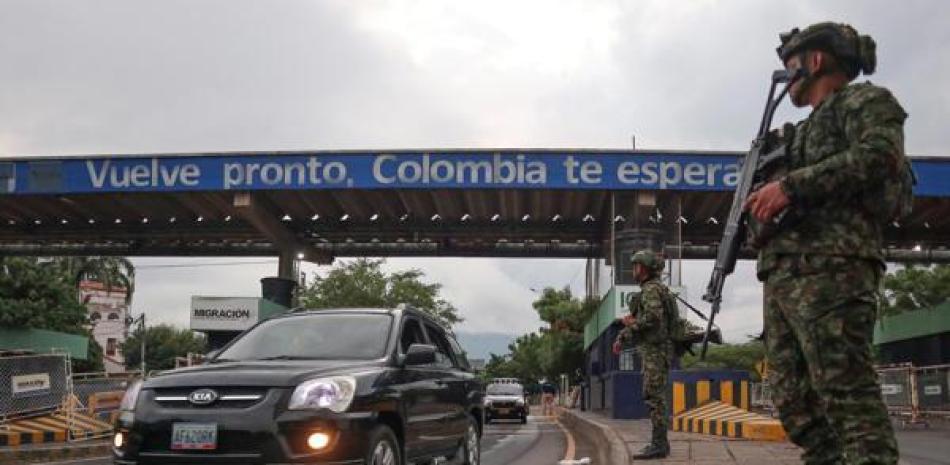 Integrantes del Ejército colombiano llegan este sábado al puente internacional Simón Bolívar que une a las ciudades de Cúcuta y Villa del Rosario (Colombia) con las ciudades de San Antonio y San Cristóbal del Estado Táchira (Venezuela).
