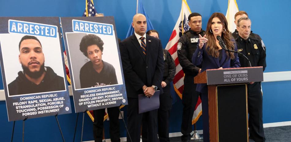 La secretaria de Seguridad Nacional de EE. UU., Kristi Noem, habla durante una conferencia de prensa sobre la captura de los sospechosos involucrados en el tiroteo ocurrido en julio de 2025 contra un agente de Aduanas y Protección Fronteriza