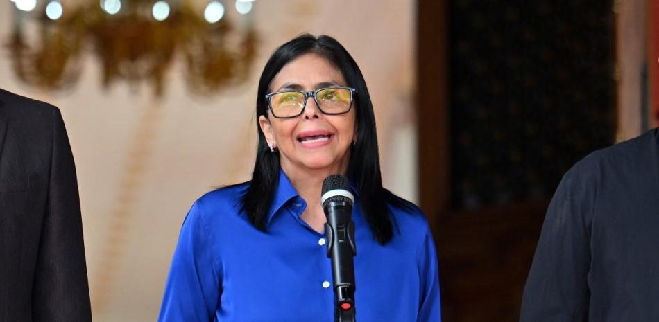 La presidenta interina de Venezuela, Delcy Rodríguez, habla durante una conferencia de prensa en el Palacio de Miraflores, Caracas, el 14 de enero de 2026. Venezuela liberó a 15 periodistas, incluyendo a un destacado opositor, mientras continúa la lenta liberación de presos políticos iniciada tras el derrocamiento de Nicolás Maduro, según denunciaron activistas el 14 de enero.