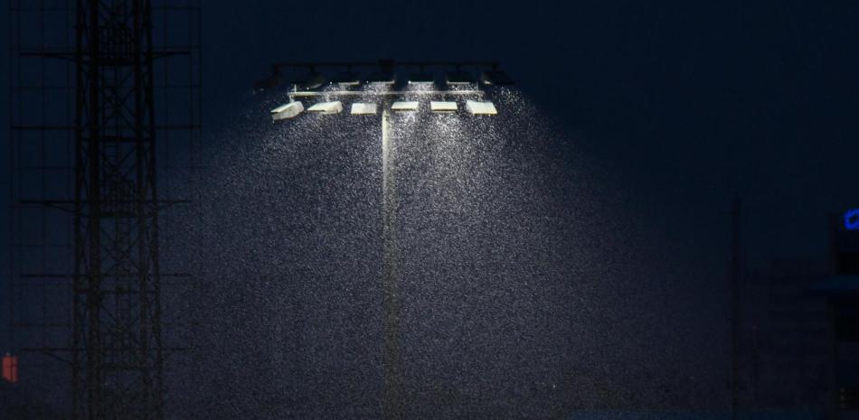 Las lluvias siguen afectando el estadio Quisqueya Juan Marichal.