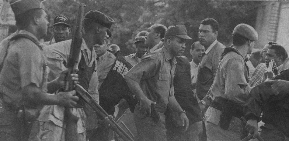 Los entonces senadores Ramon Alburquerque y Jesus Vasquez Martinez en el histórico conflicto de la Liga Municipal Dominicana, el 26 de enero de 1999,