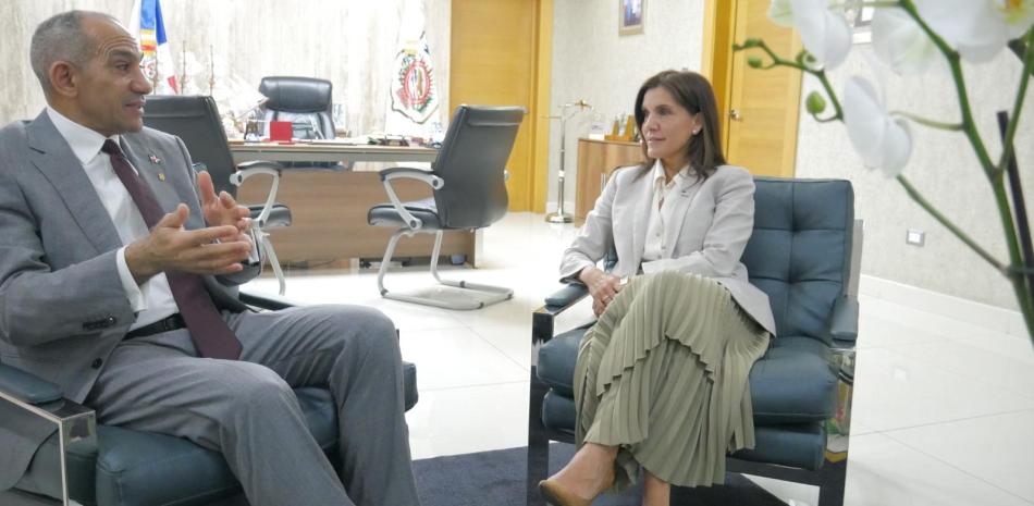 Embajadora de Estados Unidos en República Dominicana, Leah Campos, con el presidente de la Dirección Nacional de Control de Drogas (DNCD).