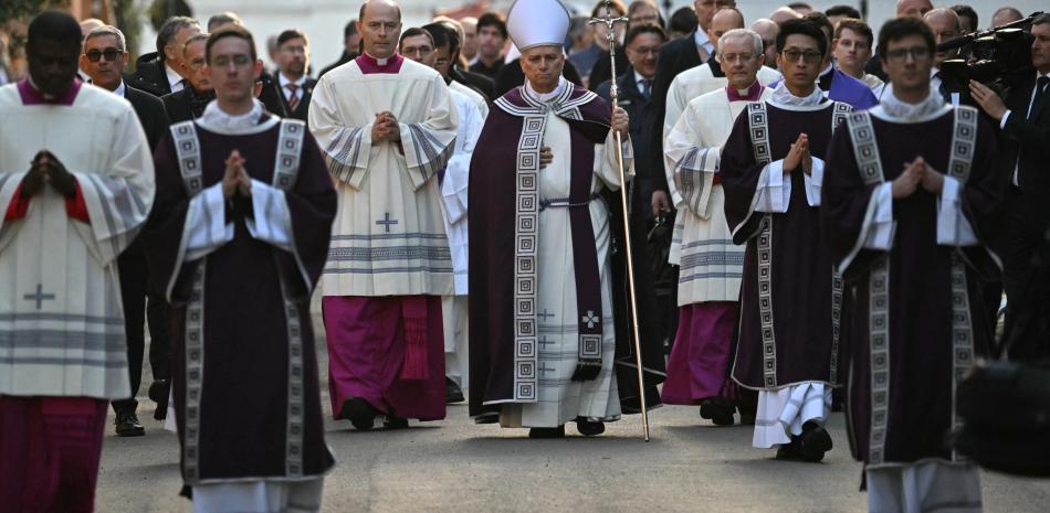 El Papa León XIV asiste a una procesión penitencial frente a la iglesia de San Anselmo en el Aventino, en Roma, antes de la santa misa del Miércoles de Ceniza en la Basílica de Santa Sabina, el 18 de febrero de 2026. (Foto: Andreas SOLARO
