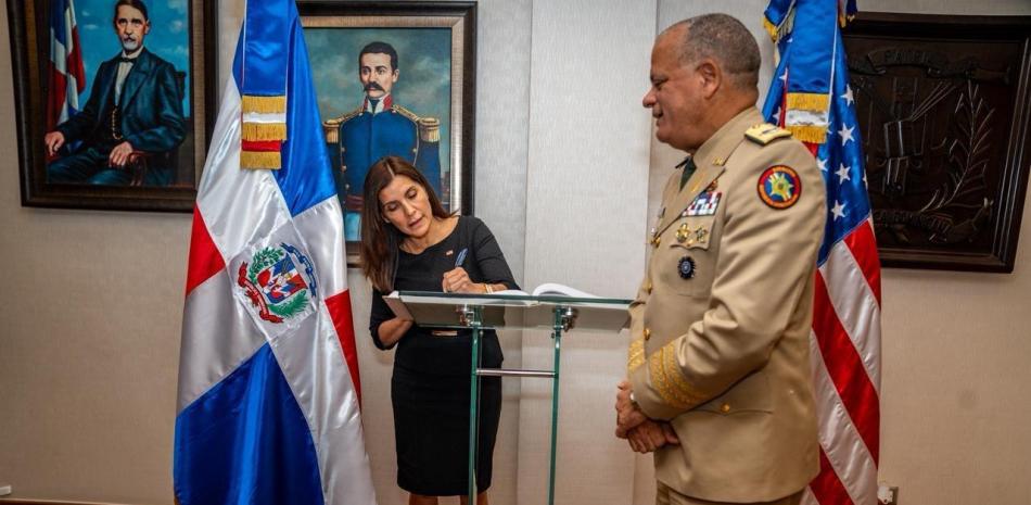 La embajadora de los Estados Unidos en la República Dominicana, Leah Francis Campos, se reunió con el ministro de Defensa, Carlos Antonio Fernández Onofre, ERD.,