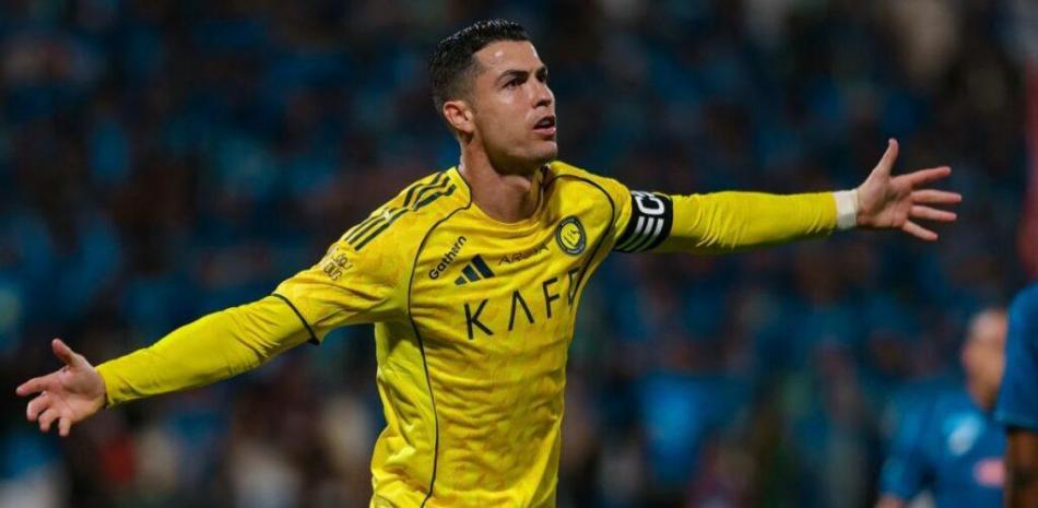 Cristiano Ronaldo festeja uno de los goles que marcó este sábado en la victoria del Al Nassr Saudi.