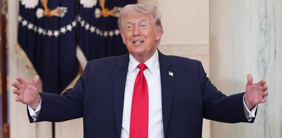 El presidente de EEUU, Donald Trump, gesticula tras pronunciar un discurso televisado sobre el conflicto en Oriente Medio desde el Cross Hall de la Casa Blanca, en Washington DC, el 1 de abril de 2026