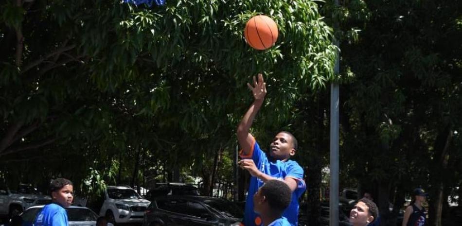 Acción de uno de los partidos de baloncestos efectuados en el marco de los Juegos de Semana Santa.
