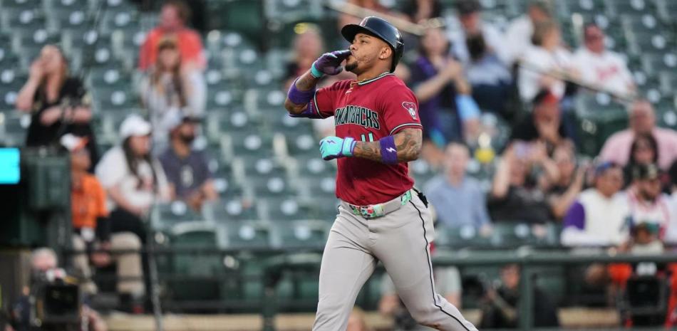 Ketel Marte recorre las bases luego de conectar el segundo cuadrangular de la noche.