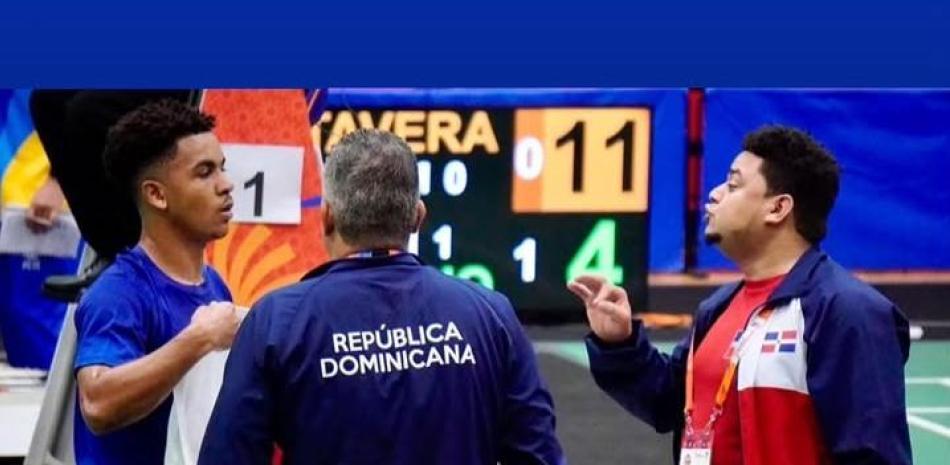 Wilton Tavárez (a la derecha), da consejos a Anderson Taveras durante los Juegos Bolivarianos de Lima 2025.