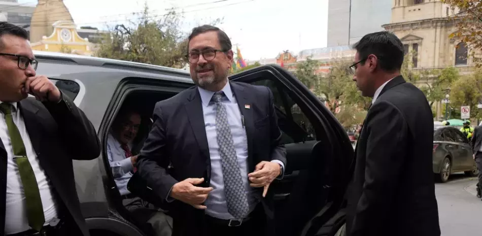 El ministro de Relaciones Exteriores de Chile, Francisco Pérez Mackenna, en el centro, llega para reunirse con su homólogo boliviano en La Paz, Bolivia, el jueves 23 de abril de 2026.