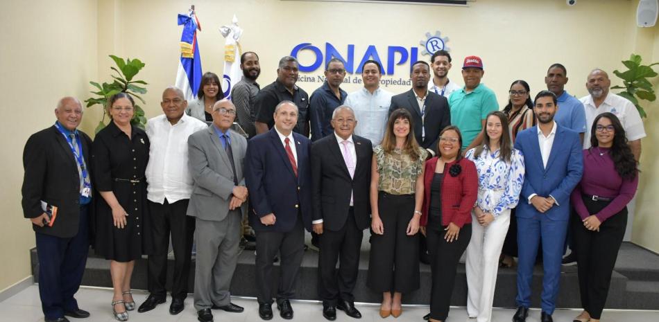 Salvador Ramós, director de Onapi, al centro, junto a Natalia Delfino, Fernando Rodríguez, ejecutivo de la DCNB, asi como ejecutivos de ambas entidades durante el conversatorio celebrado en el auditorio Víctor Villegas.