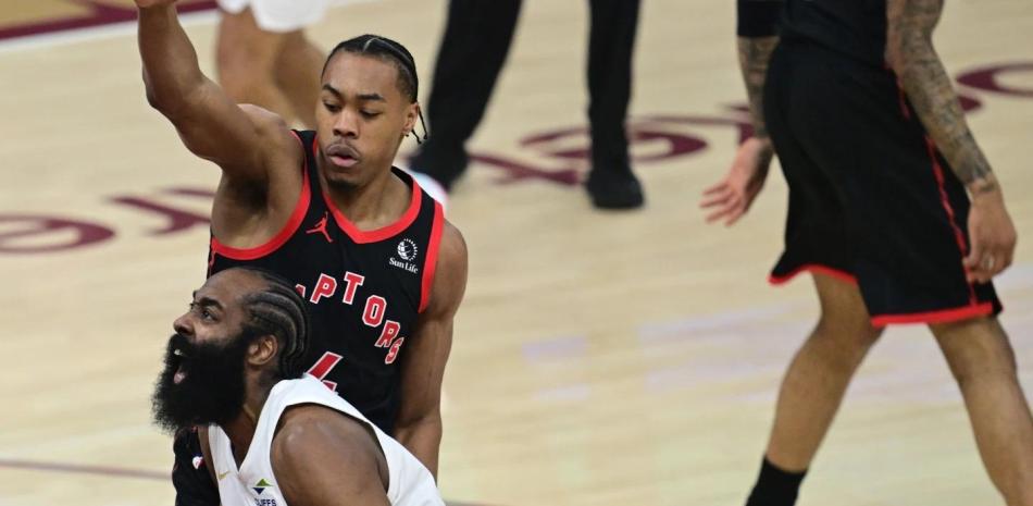 James Harden, de Cleveland, realiza una penetración durante el tercer cuarto del encuentro ante los Raptors.