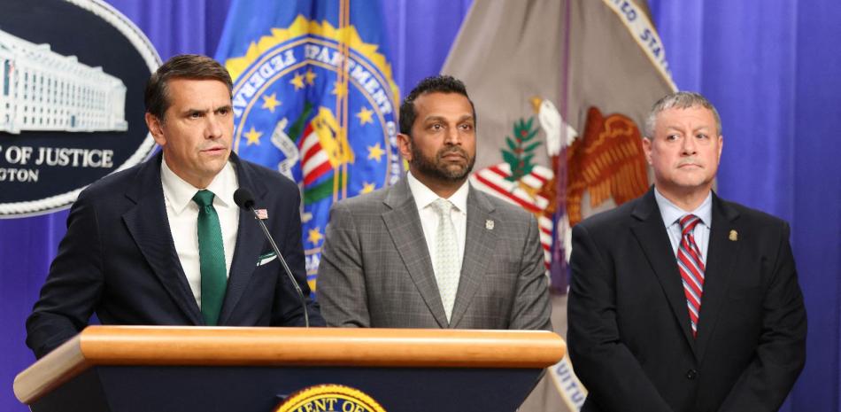 El fiscal general interino Todd Blanche habla mientras el director del FBI, Kash Patel, y el subdirector interino de la División de Investigación Criminal del FBI, Darren Cox, escuchan en una conferencia de prensa.
