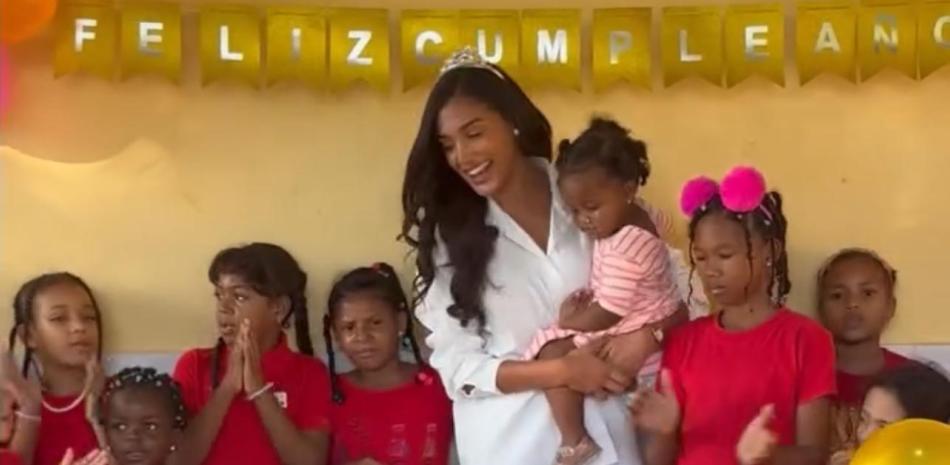 Fanatics raise money to reward Celinee Santos with a 'town case' of $55,000