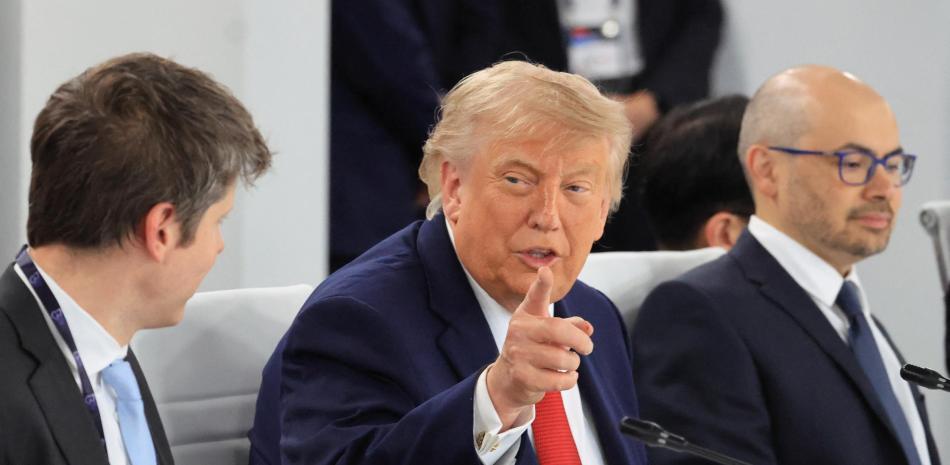 El presidente estadounidense Donald Trump (C) gesticula mientras habla con el director ejecutivo de OpenAI, Sam Altman (I), sentado junto al director ejecutivo de Google DeepMind, Demis Hassabis (D), durante un almuerzo de trabajo con miembros del G7, países socios y líderes empresariales del sector de la inteligencia artificial, en el marco de la cumbre del G7
