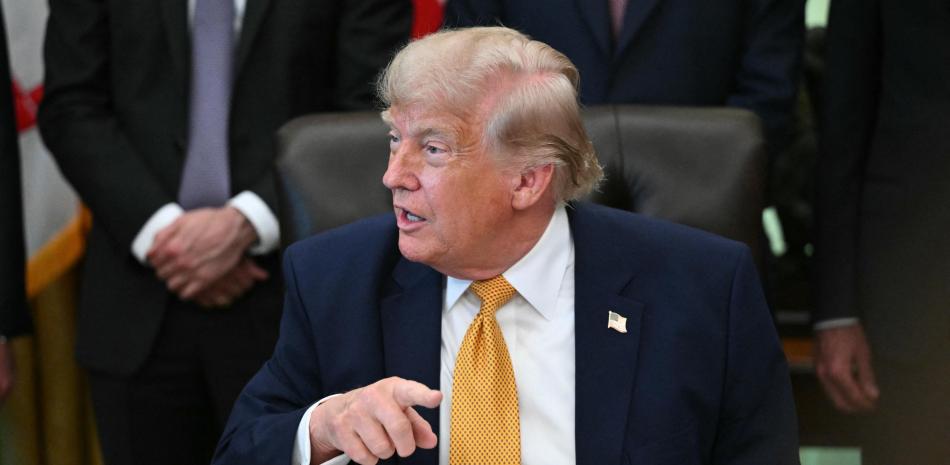 El presidente estadounidense Donald Trump observa tras firmar una orden ejecutiva en el Despacho Oval de la Casa Blanca.