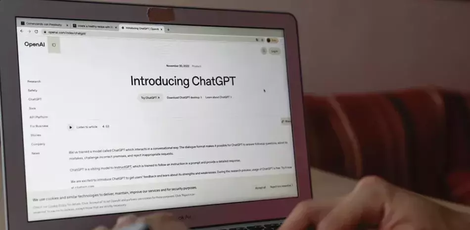 ChatGPT (acrónimo del inglés Chat Generative Pre-Trained) es una aplicación de chatbot de inteligencia artificial desarrollada en el año 2022 por OpenAI.