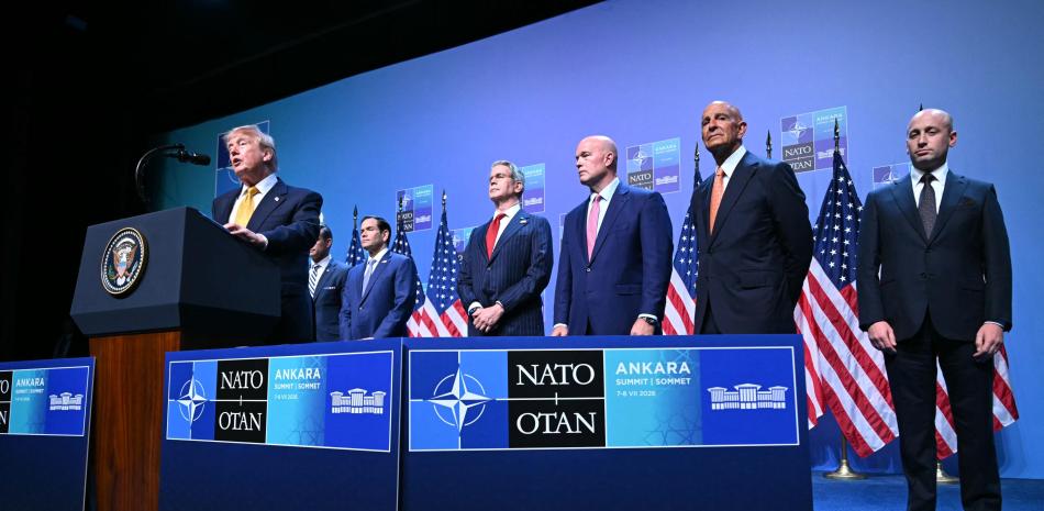 El presidente estadounidense Donald Trump habla con la prensa durante una cumbre de la OTAN en el complejo presidencial de Bestepe en Ankara, el 8 de julio de 2026.