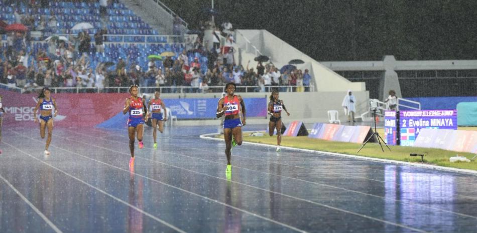 Marileidy Paulino compite a toda velocidad para llegar primero a la meta y conquistar la medalla de oro con récord de 48.94.