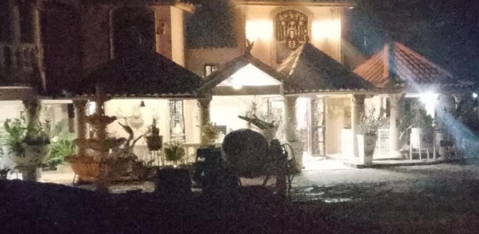 vivienda de Jacagua, donde ocurrió el hecho que ocasionó la muerte de un hombre y heridas a una mujer.